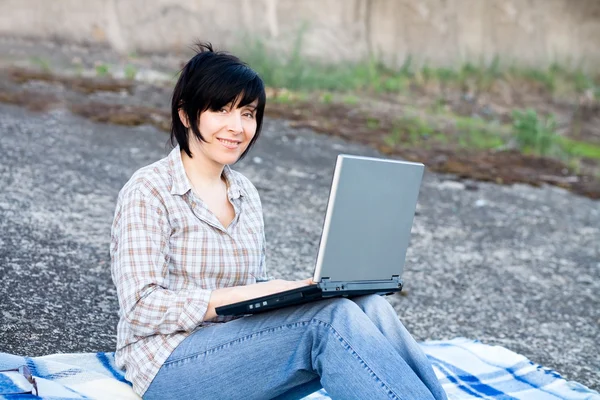Femme travaillant sur ordinateur portable en plein air — Photo