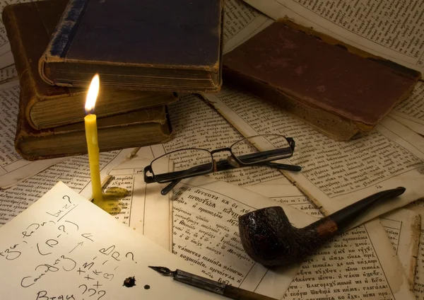Potrubí kouření, svíčka, brýle, staré knihy — Stock fotografie