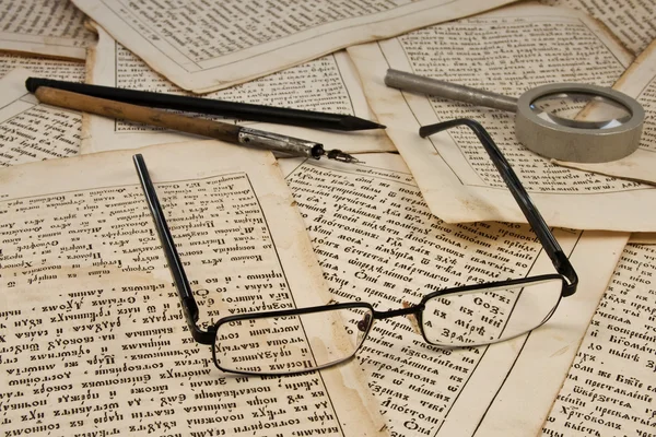 Brýle, tužka, pero inkoust, objektiv — Stock fotografie