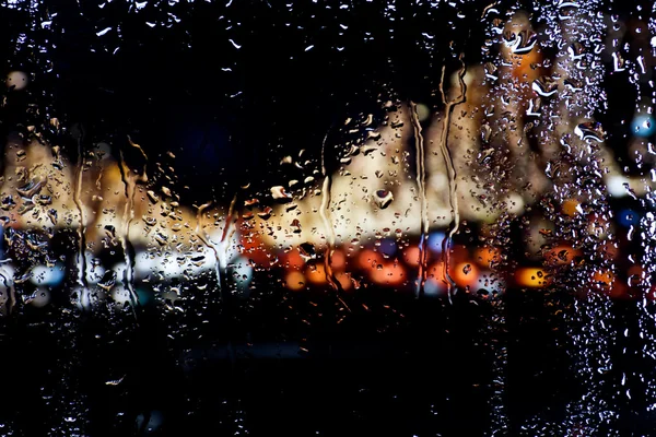 Wazig lights voor natte venster — Stockfoto
