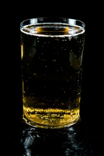 Ett glas kall öl. — Stockfoto