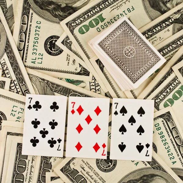 Dollars en speelkaarten, prijs — Stockfoto