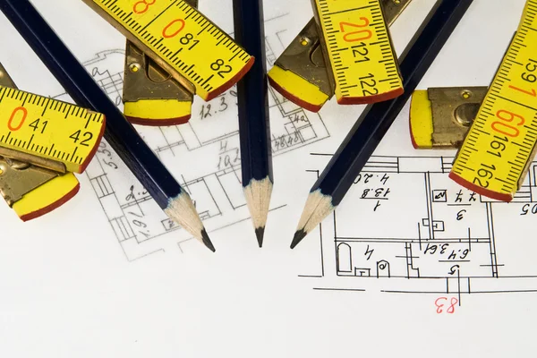 Lápis, régua sobre o plano arquitetônico — Fotografia de Stock