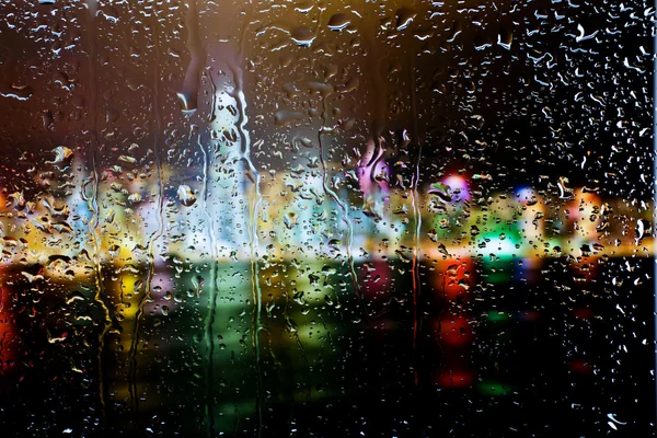 Droppar vatten på glaset — Stockfoto