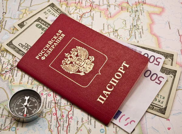 Passaporto con soldi su una mappa, bussola Foto Stock Royalty Free