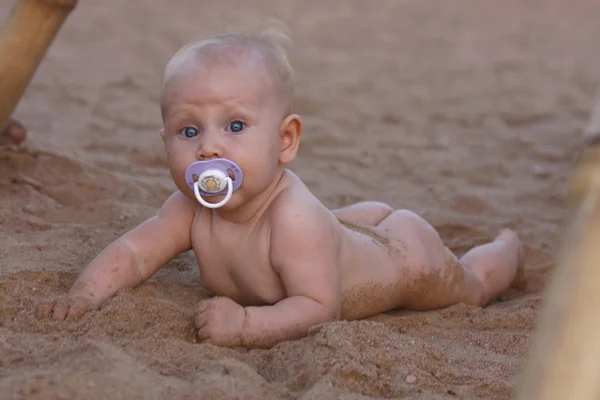 Bebé en la playa —  Fotos de Stock