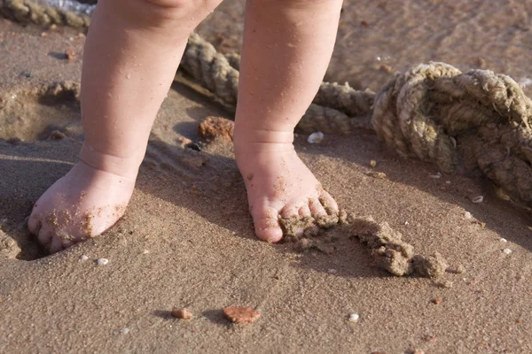 Baby på stranden Stockfoto