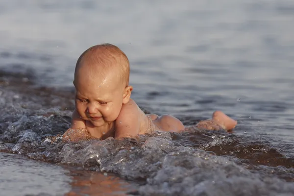 Bebé en la playa Fotos De Stock