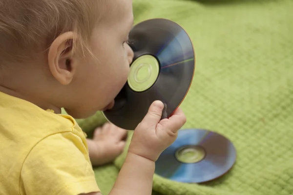Dziecko bawi się z dysku cd lub dvd — Zdjęcie stockowe