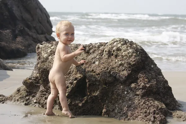 Baby spelen op het strand — Stockfoto