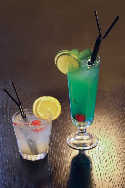 Cocktails in de glazen — Stockfoto