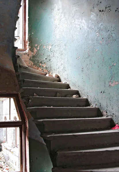 A escada em espiral destruída — Fotografia de Stock