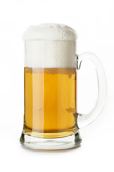 Taza de cerveza de primer plano en fondo blanco — Foto de Stock