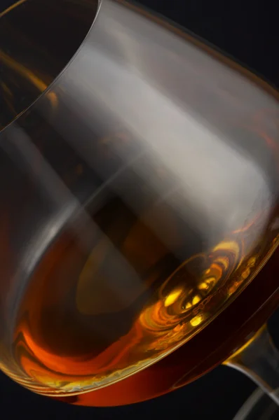 Glas cognac op zwarte achtergrond — Stockfoto