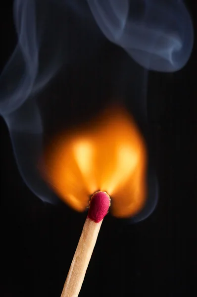 Wedstrijd vlam en rook — Stockfoto
