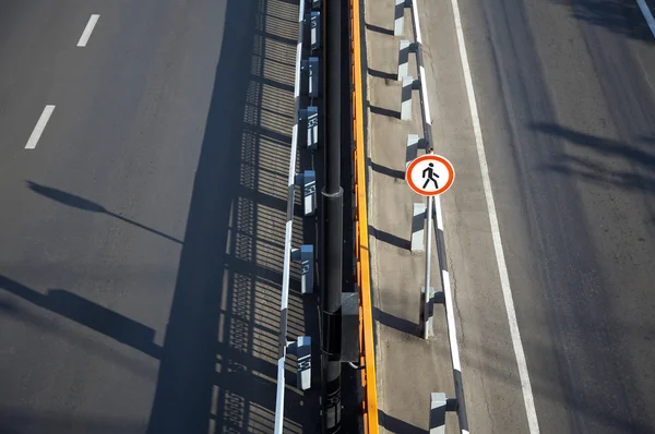 Yol işareti ve bir engel ile — Stok fotoğraf