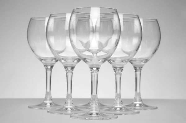 Пустые стаканы на белом бэкгро — стоковое фото