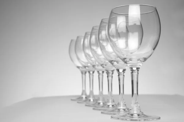 Bicchieri vuoti sopra il backgro bianco — Foto Stock