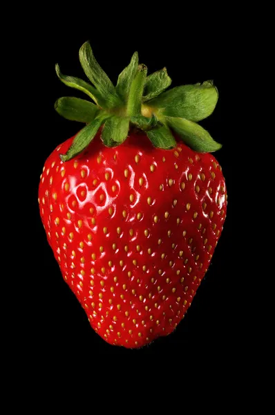 Erdbeere auf schwarzem Hintergrund — Stockfoto