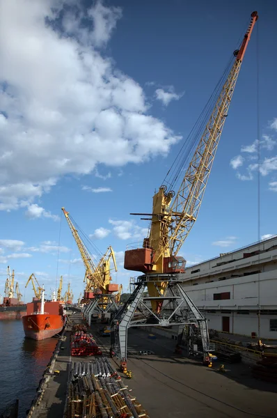 Port med lastning lastfartyg — Stockfoto