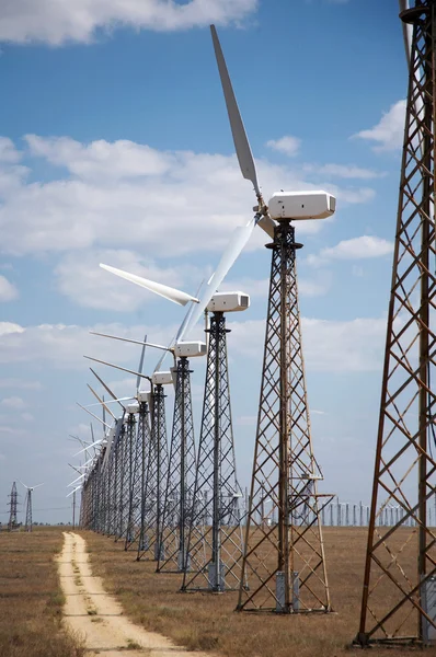 Ветряные мельницы на ветряной электростанции — стоковое фото
