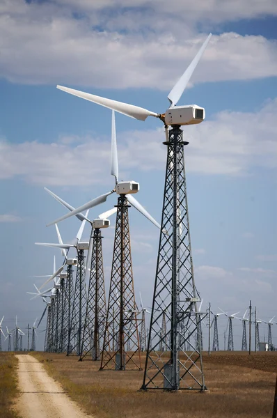 Moinhos de vento em parques eólicos — Fotografia de Stock