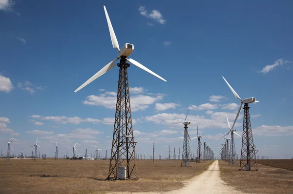 Moinhos de vento em parques eólicos — Fotografia de Stock