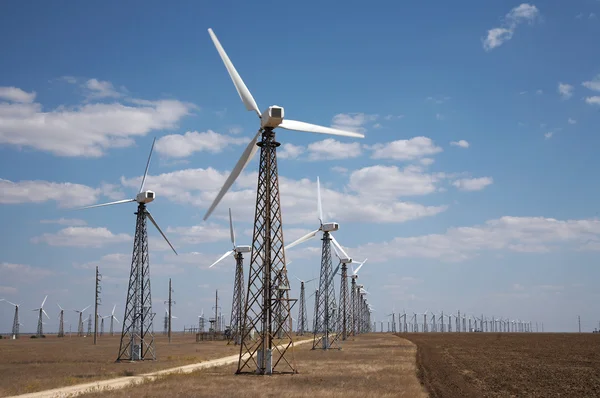 Ветряные мельницы на ветряной электростанции — стоковое фото