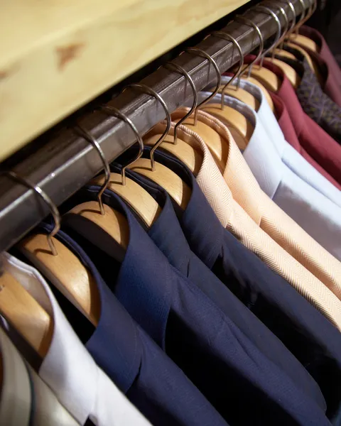 Wieszak na ubrania męskie koszule — Zdjęcie stockowe