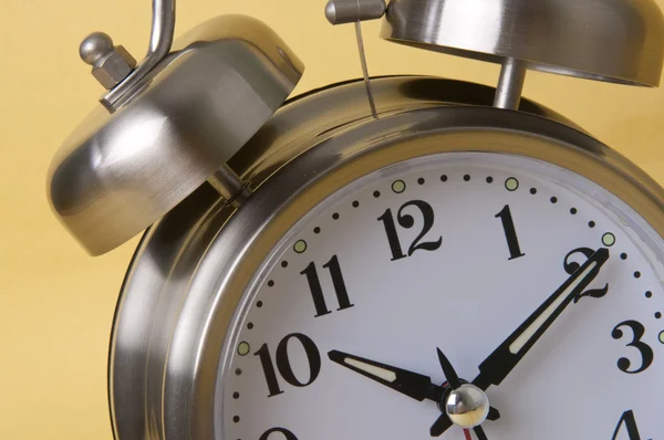Макро из Retro Silver Alarm Clock — стоковое фото