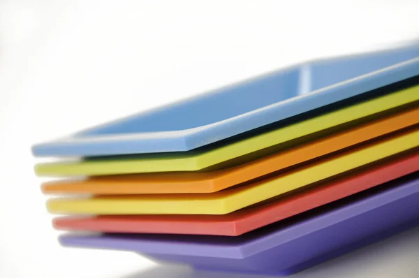 Pilha de placas brilhantemente coloridas — Fotografia de Stock