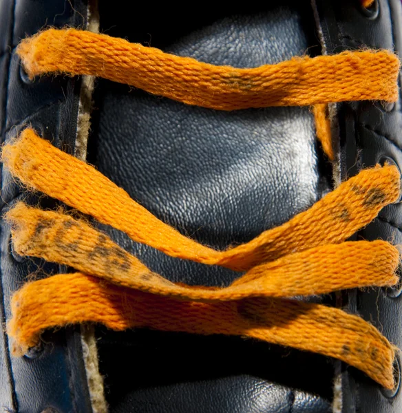 Oranžové tkaničky na černé brusle — Stock fotografie