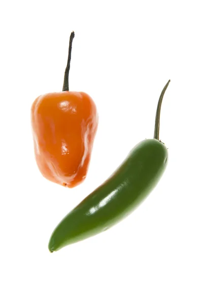 Orange och grön chilipeppar — Stockfoto