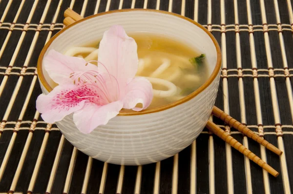 Bir çiçek ile süslenmiş miso çorbası — Stok fotoğraf