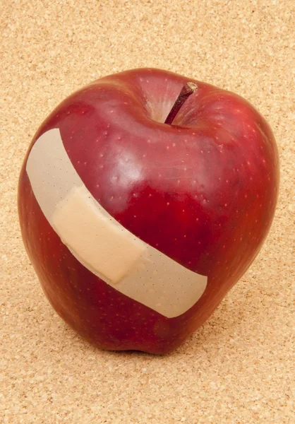 Apfel mit Bandaid — Stockfoto