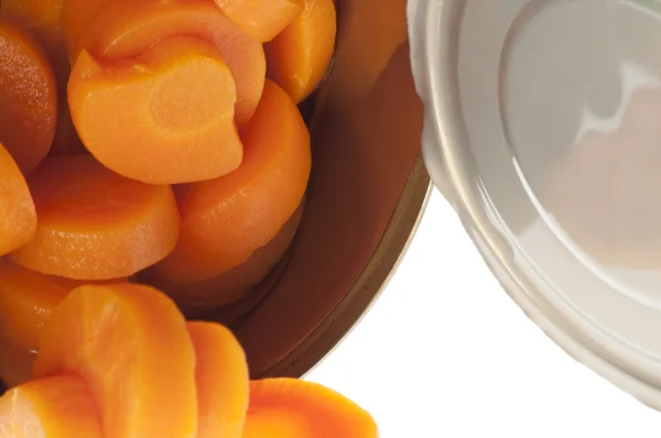 Dose mit geschnittenen Karotten — Stockfoto