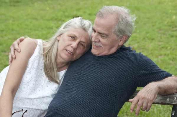 Senior Man olha alegremente para sua esposa — Fotografia de Stock