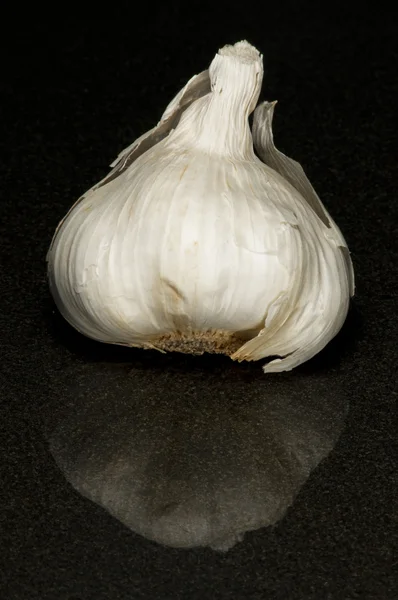 反光黑色背景上的大蒜 — 图库照片