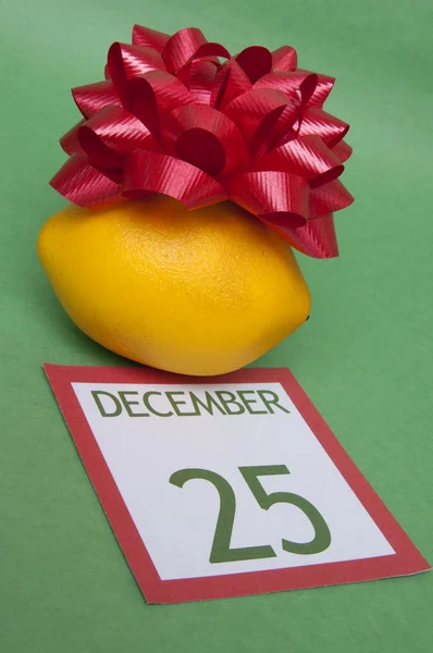 Weihnachtsgeschenk ist eine Zitrone — Stockfoto