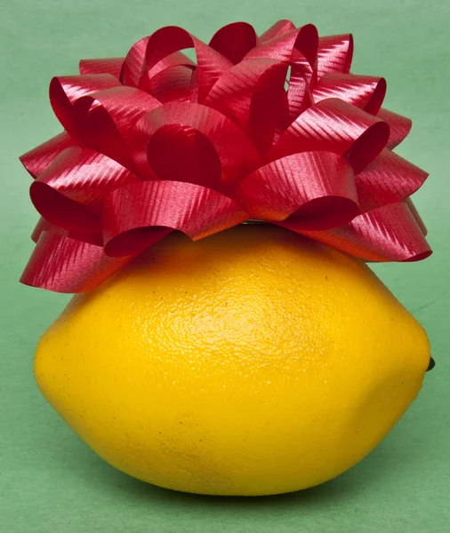 送的礼物是一个柠檬 — 图库照片