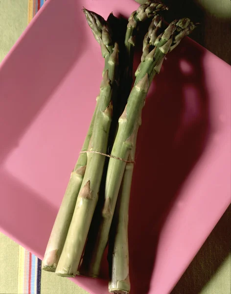 Asparagus on Pink Plate — Stock Photo, Image