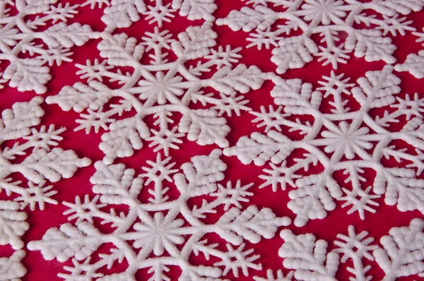 Снежинка на красном фоне — стоковое фото