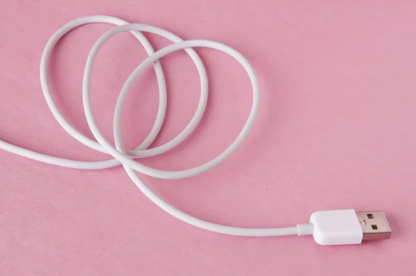Cabo USB branco em rosa — Fotografia de Stock