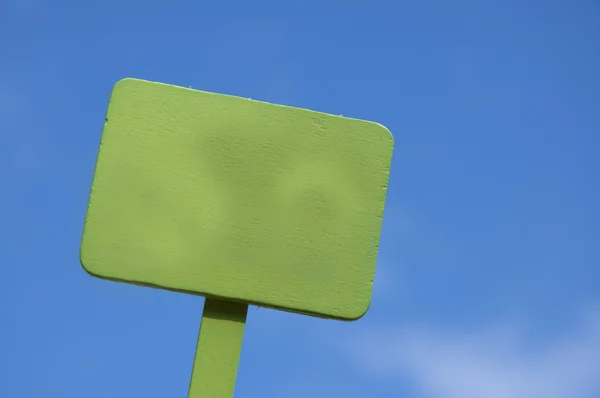 在明亮的绿色标志蓝色多云的天空 — 图库照片