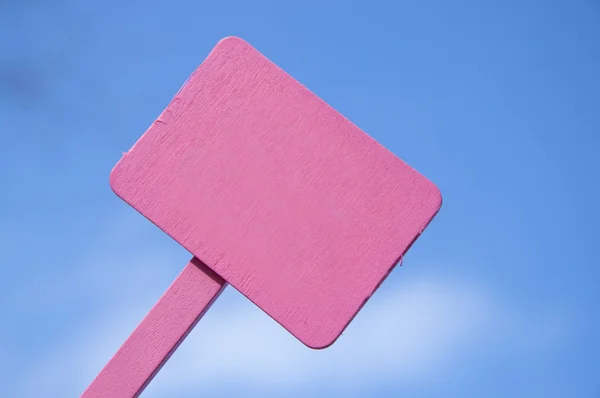 Firma rosa su cielo nuvoloso blu brillante — Foto Stock