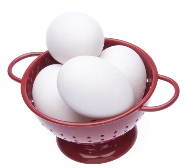 Colander vermelho com ovos frescos — Fotografia de Stock