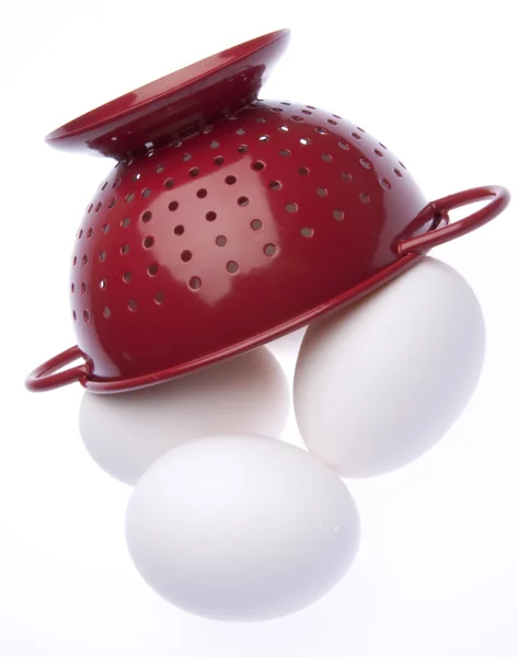 红色漏勺用新鲜的鸡蛋 — 图库照片