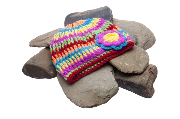 강 바위에 밝은 색된 모자 — 스톡 사진