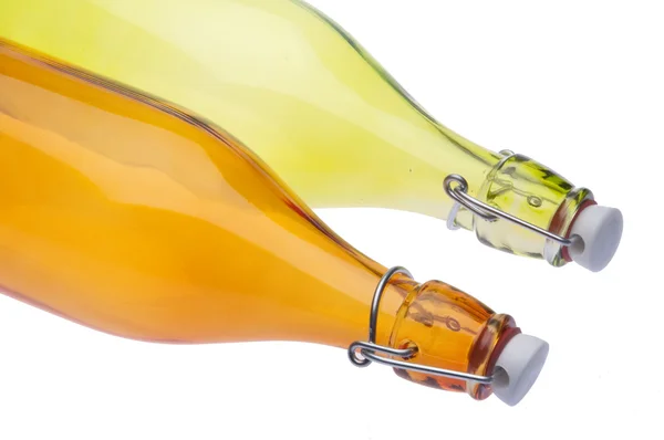 Oranje en geel glazen flessen — Stockfoto