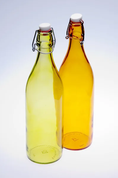 Orangefarbene und gelbe Glasflaschen — Stockfoto
